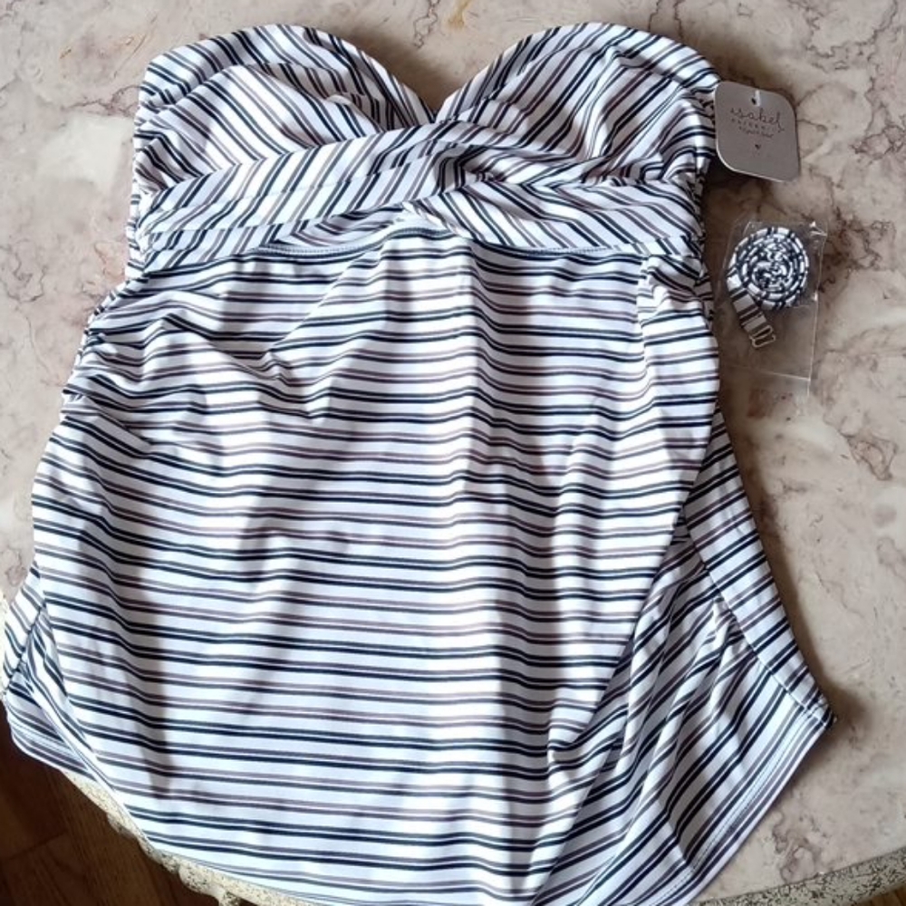 Maternity swimsuit top size medium new with tags